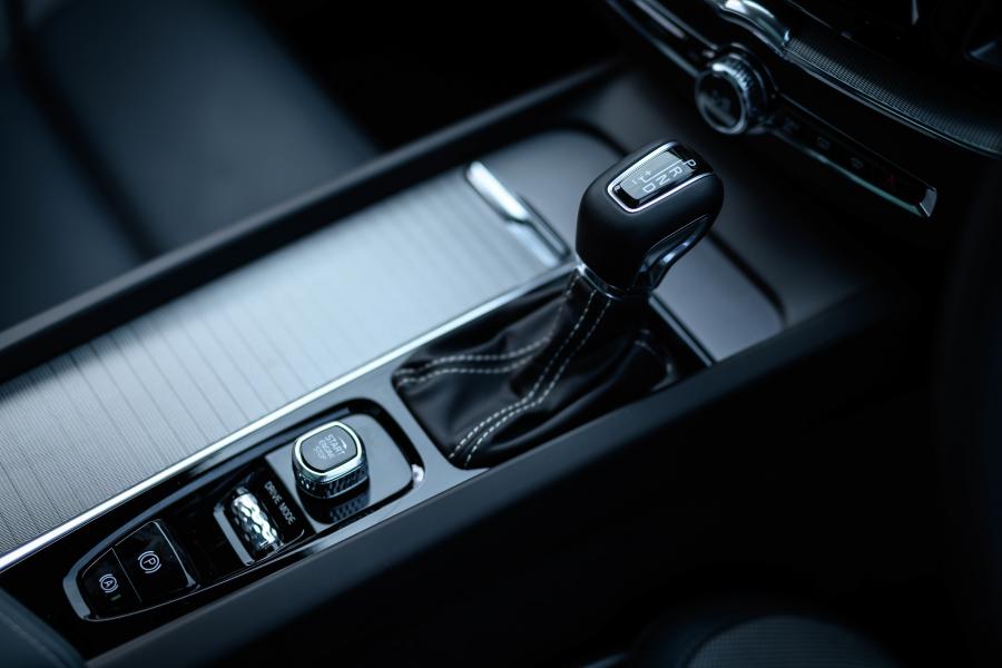 Детали интерьера Volvo XC60 D4 R-Design 2017 года  (JP) (фото 6 из 32)